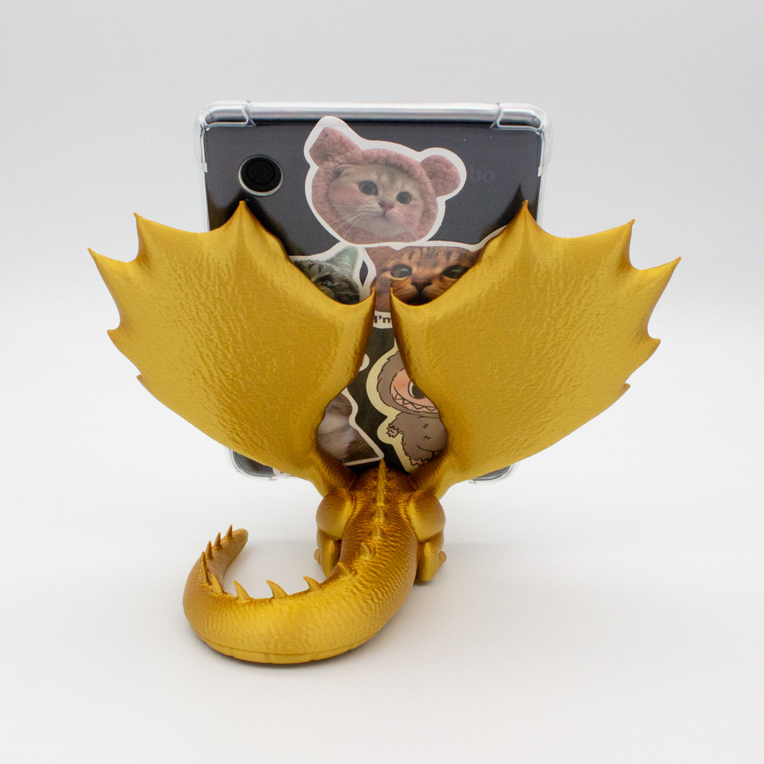 Dragón sujeta libros