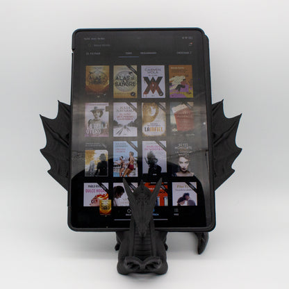 Dragón sujeta libros