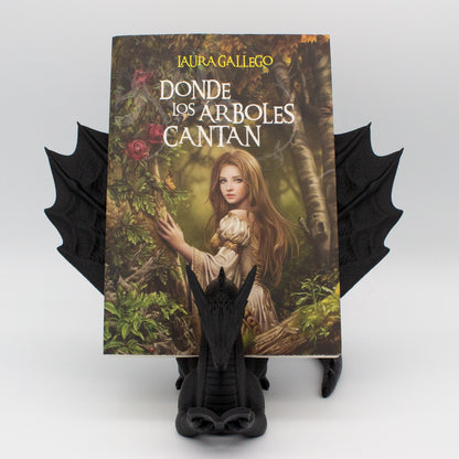 Dragón sujeta libros