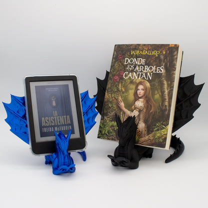 Dragón sujeta libros