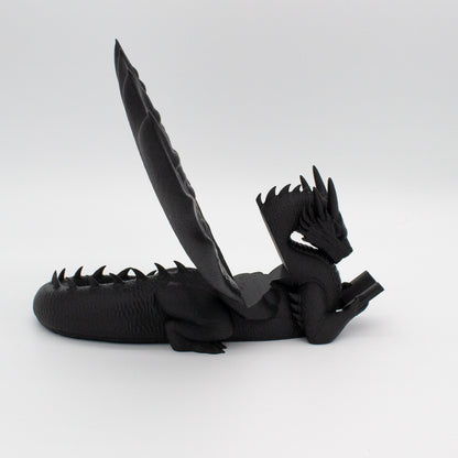 Dragón sujeta libros