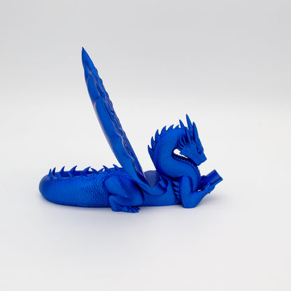 Dragón sujeta libros